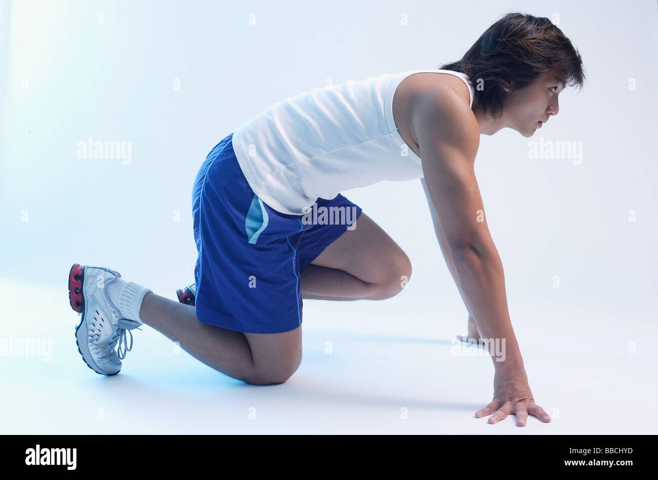 L'uomo inginocchiato alla posizione di partenza, cercando di distanza Foto Stock