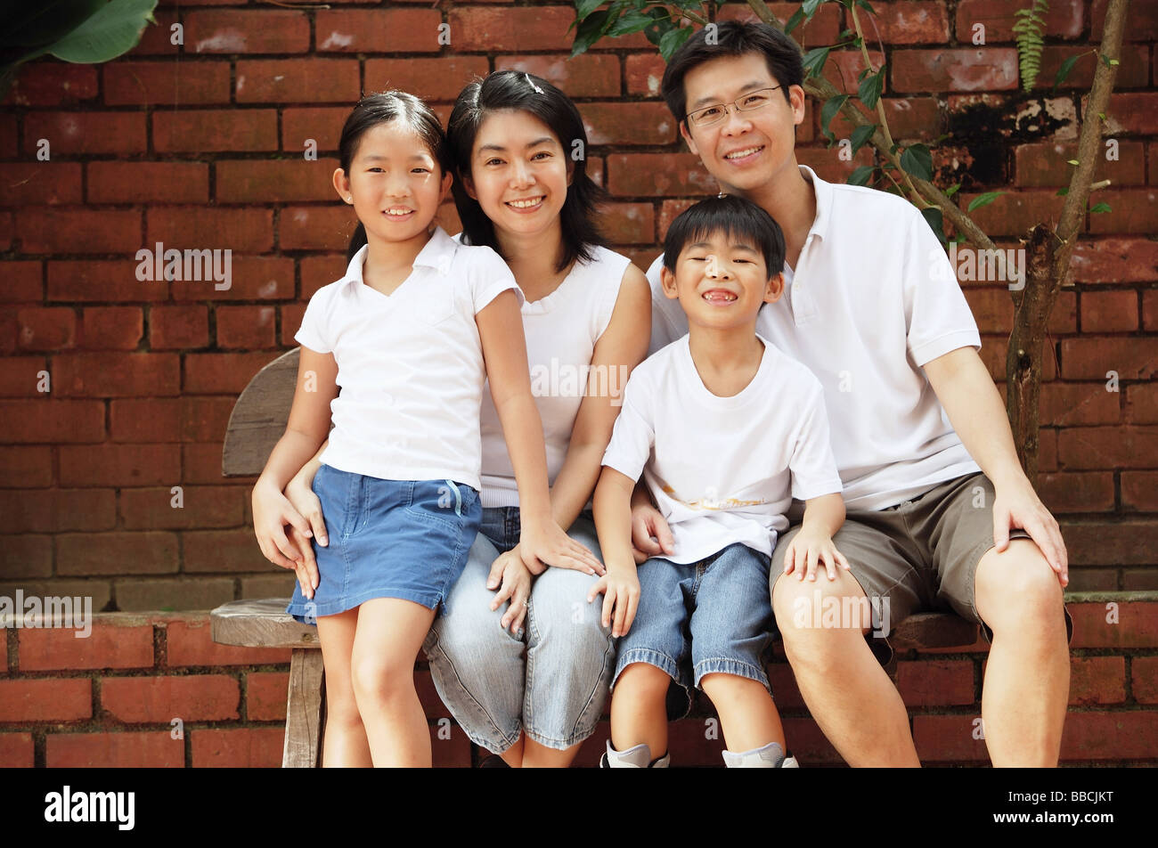 Famiglia con due bambini, guardando la telecamera, ritratto Foto Stock