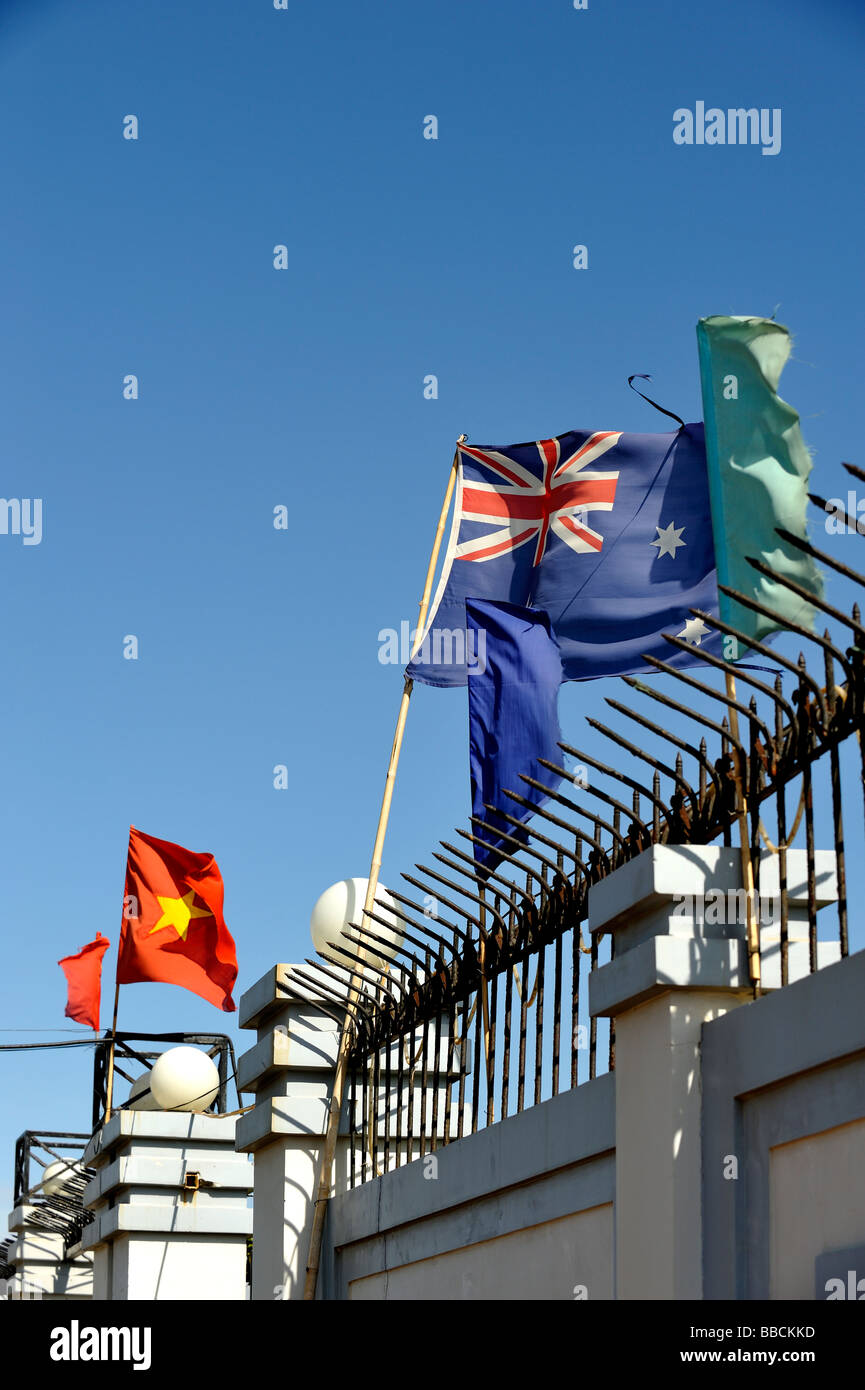 Il vietnamita e Australia bandiera affiancate sul muro di sicurezza a Vung Tau, Vietnam Foto Stock