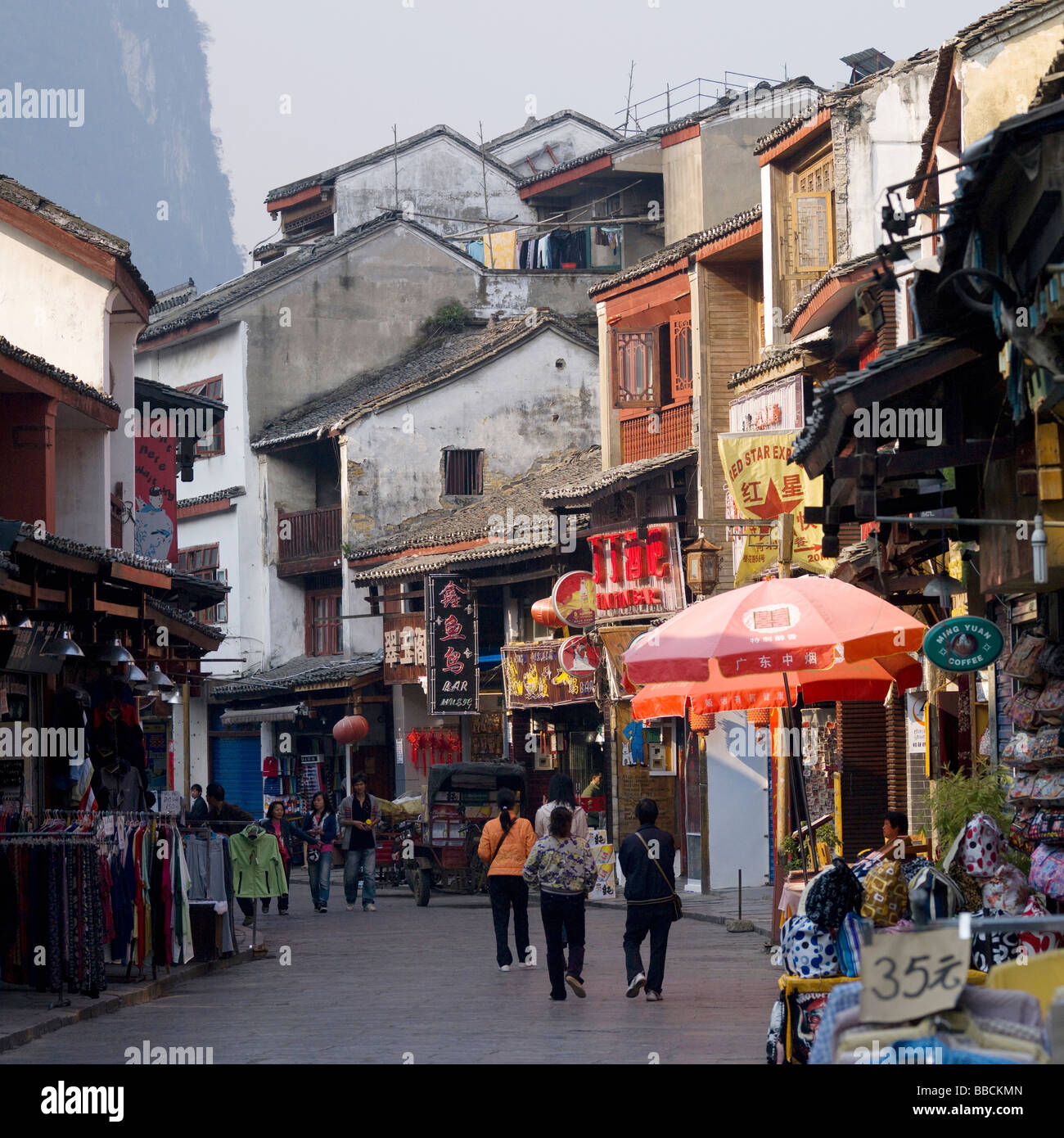 La vita della città in piccole città asiatiche; Foto Stock