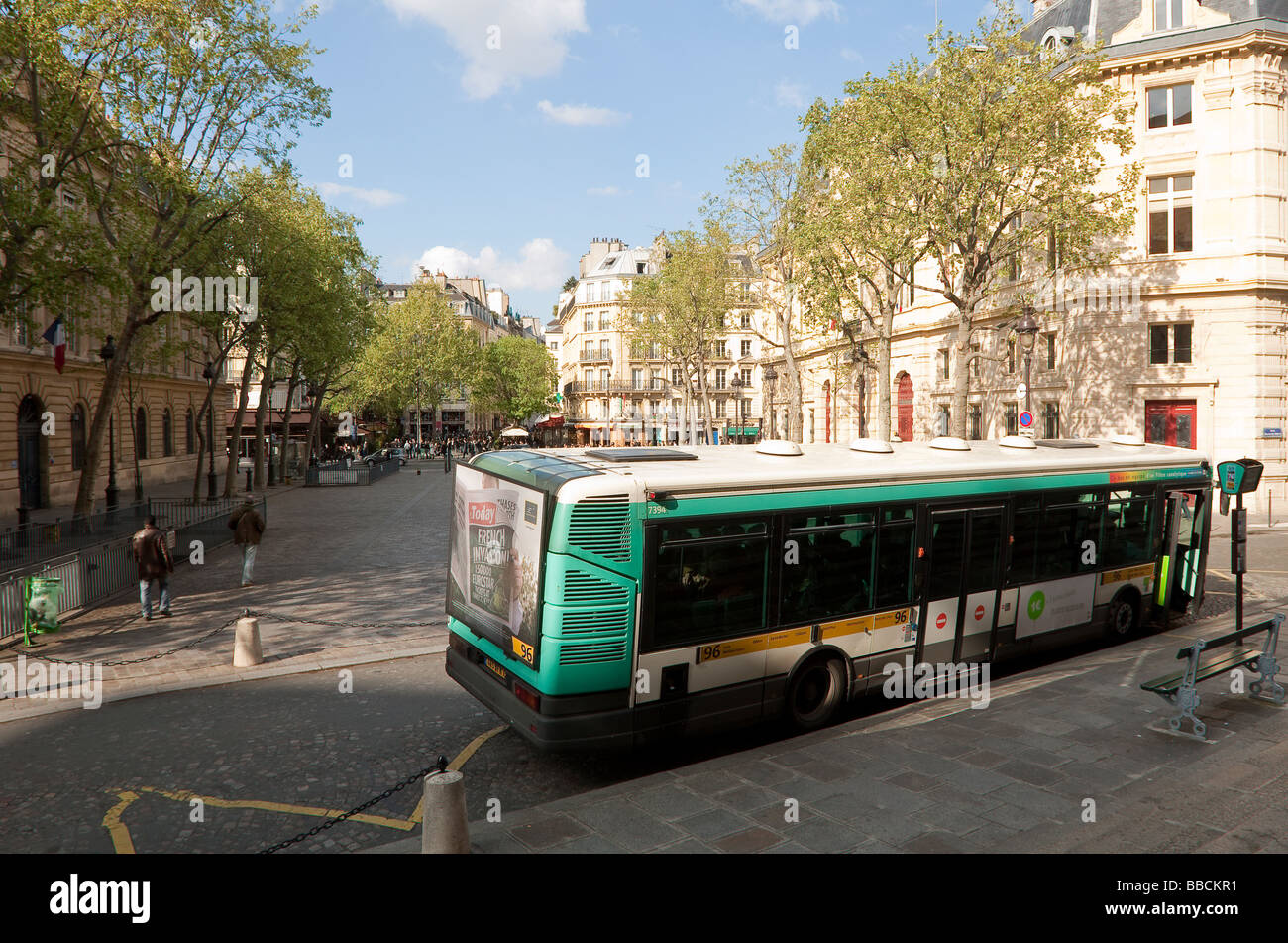 Parigi autobus alla fermata bus Foto Stock