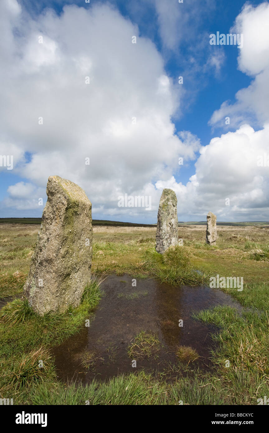 Tre dei più alti montante pietre sul "Nove fanciulle neolitico "cerchio di pietra Foto Stock