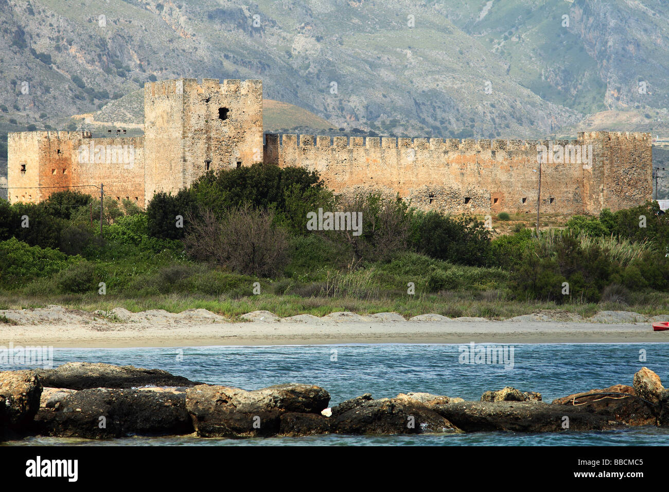 Una vista del castello di Frangokastello creta sud dal mare con le White Mountains rising dietro di essa Foto Stock