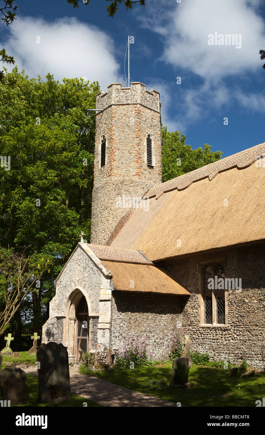 Regno Unito Inghilterra Norfolk Horsey Tutti i Santi con tetto di paglia di chiesa parrocchiale Foto Stock