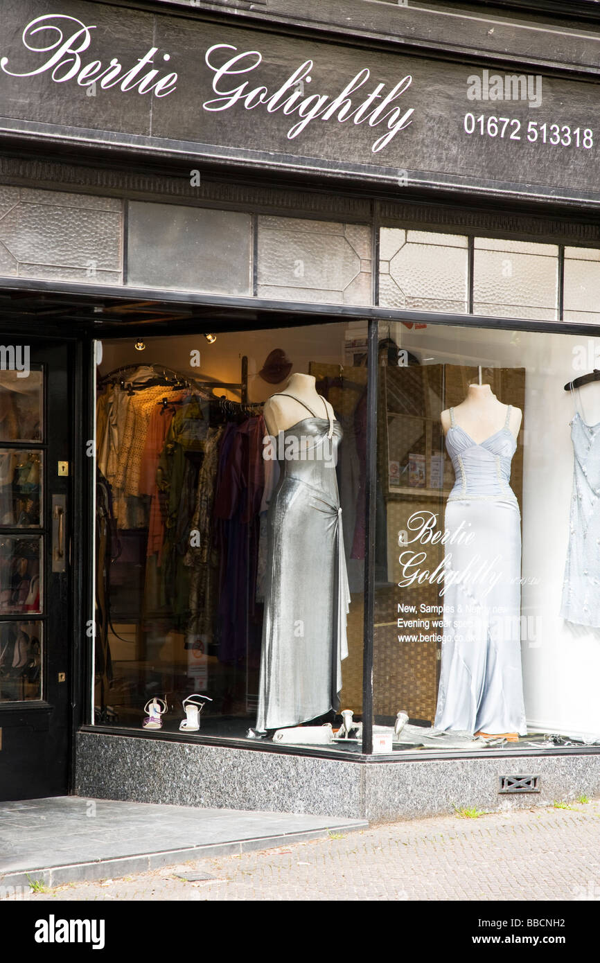 La finestra di visualizzazione di una moda donna negozio di abbigliamento Foto Stock