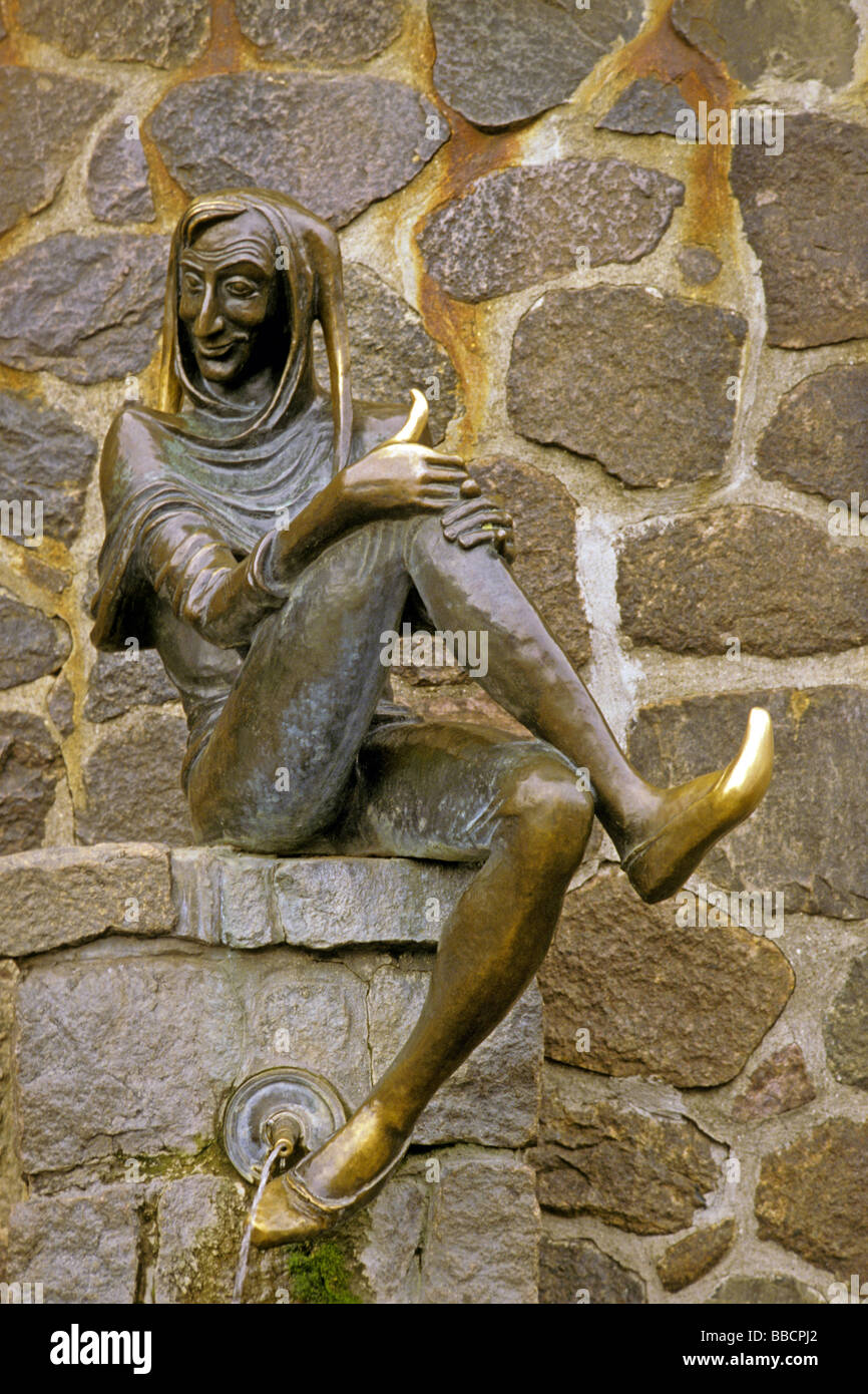 Statua (Karlheinz Goedke, 1951) di fino a Eulenspiegel su la piazza del municipio presso la città di Moelln, Schleswig Holstein, Germania Foto Stock