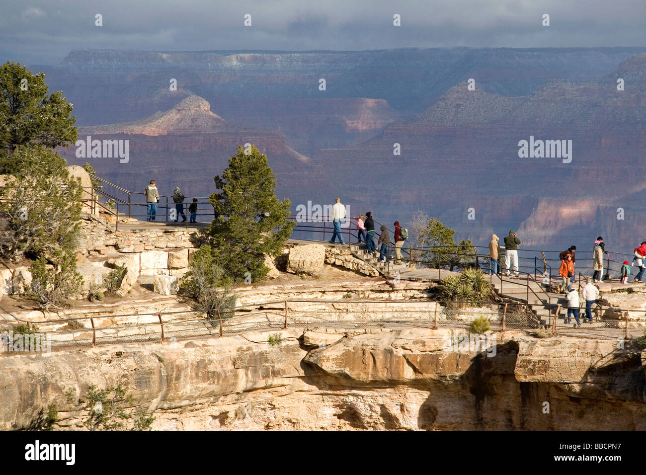 Vista dei turisti al Margine Sud del Grand Canyon Arizona USA Foto Stock