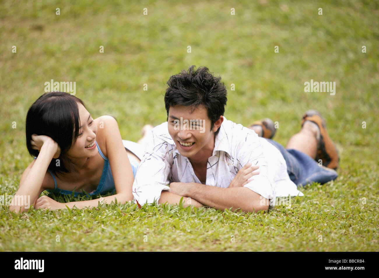 Giovane affiancati sull'erba Foto Stock