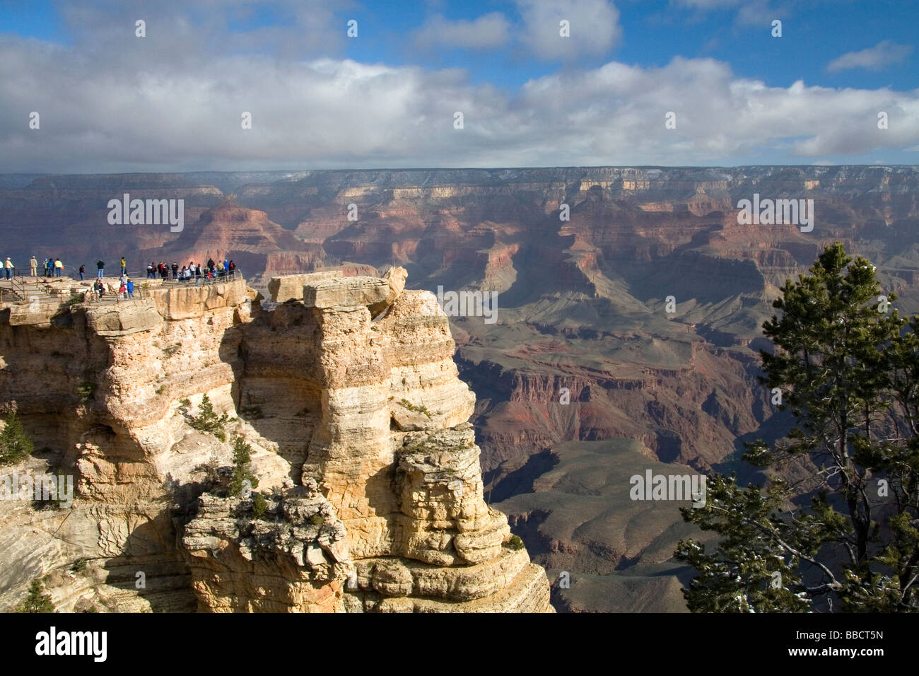 Vista dei turisti al Margine Sud del Grand Canyon Arizona USA Foto Stock