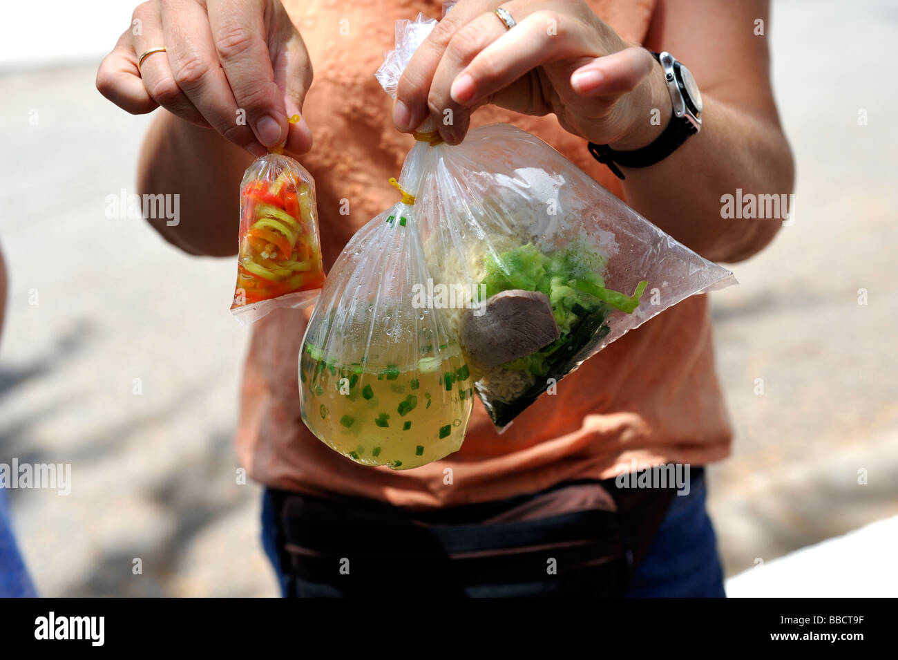 Stile vietnamita di cibo da asporto, compresa la zuppa, in sacchetti di plastica Foto Stock