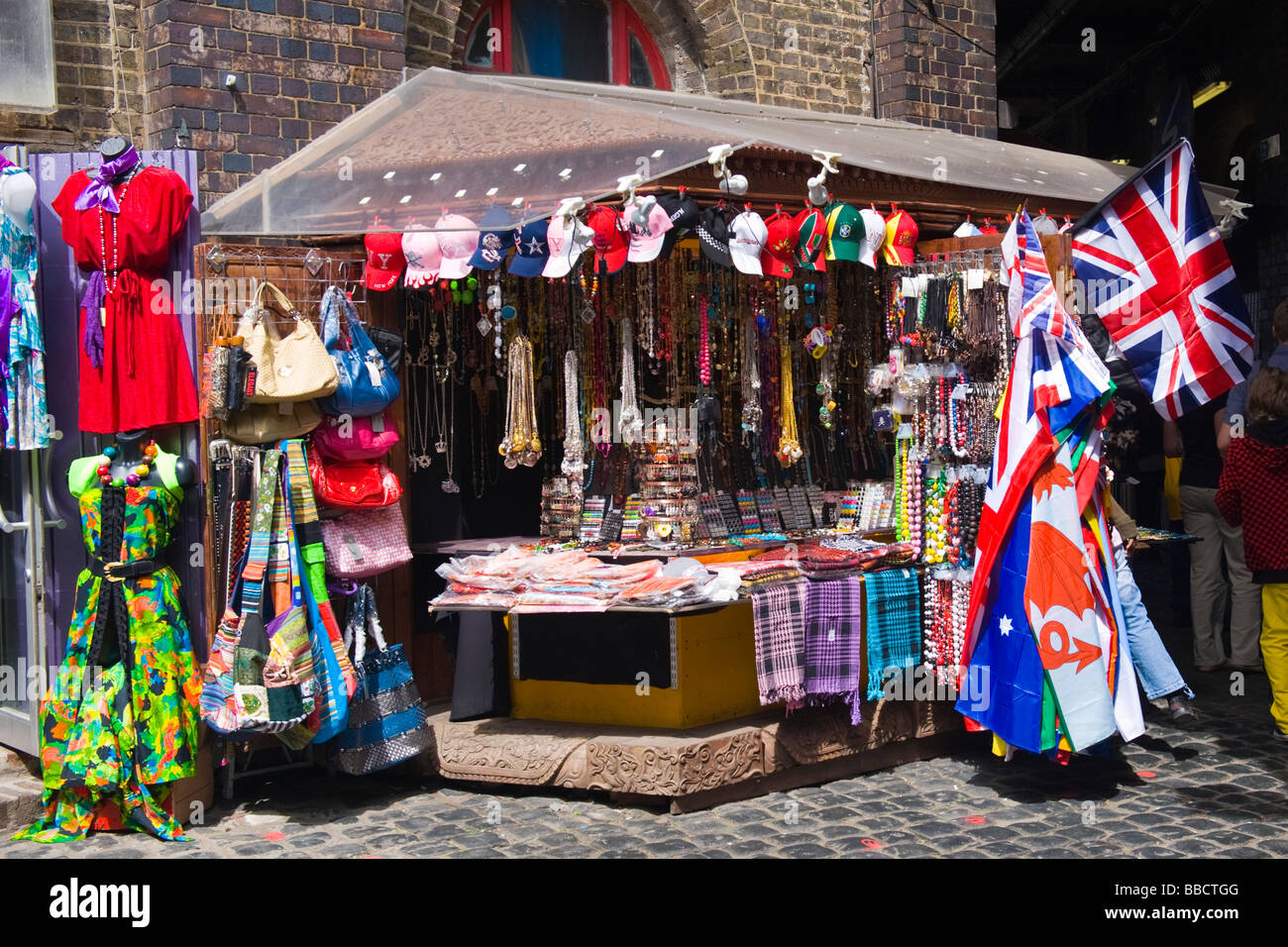 Camden Lock , stalle di Camden Market , negozio di souvenir o di stallo con la Union Jack Flag , i cappelli da baseball , SACCHI , sciarpe , schiave Foto Stock