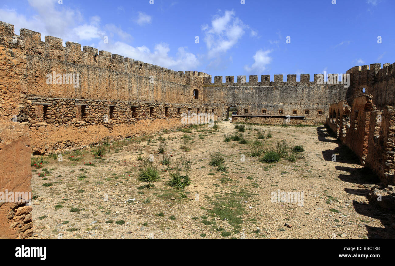 Il rovinato interno del XIV secolo catle veneziano di Frangokastello sulla costa sud di Creta. Foto Stock