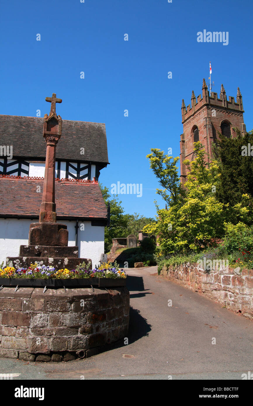 Chiesa di tutti i santi, Croce di pietra e Old Vicarge, Claverley, Shropshire, Inghilterra Foto Stock