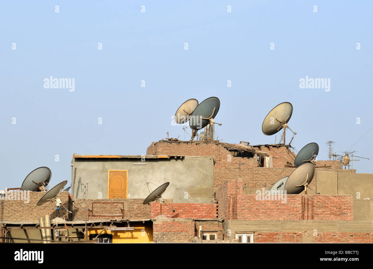 Antenne paraboliche sul tetto del Palazzo del Cairo in Egitto Foto Stock
