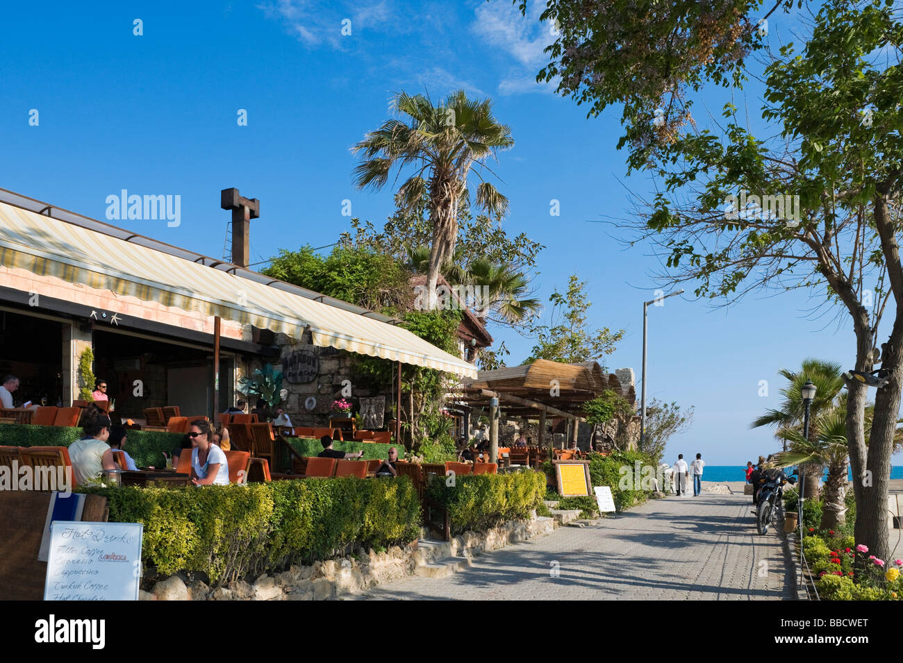 Ristorante sul mare nella Città Vecchia, laterale costa mediterranea, Turchia Foto Stock