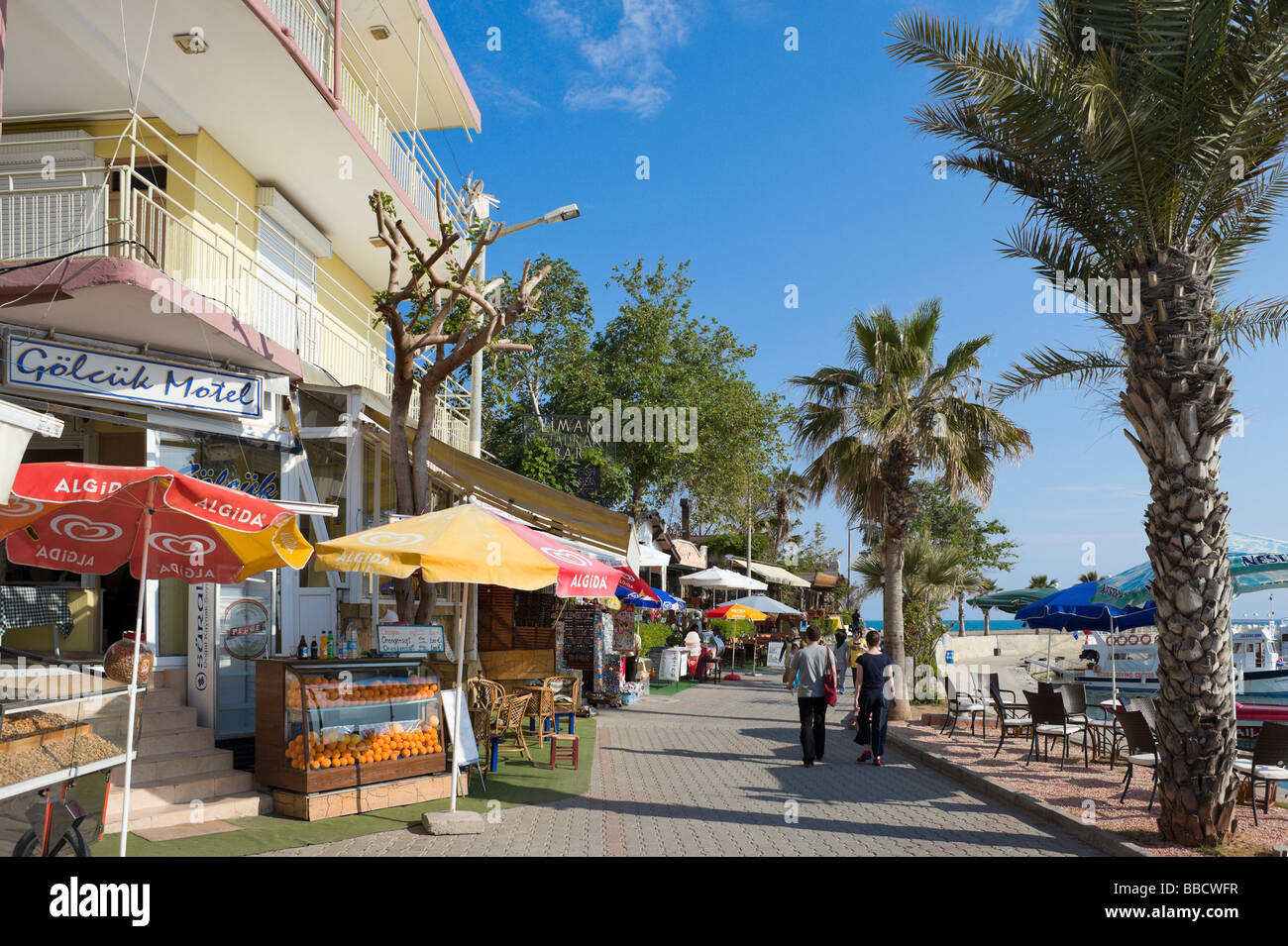 La passeggiata sul lungomare nella Città Vecchia, laterale costa mediterranea, Turchia Foto Stock