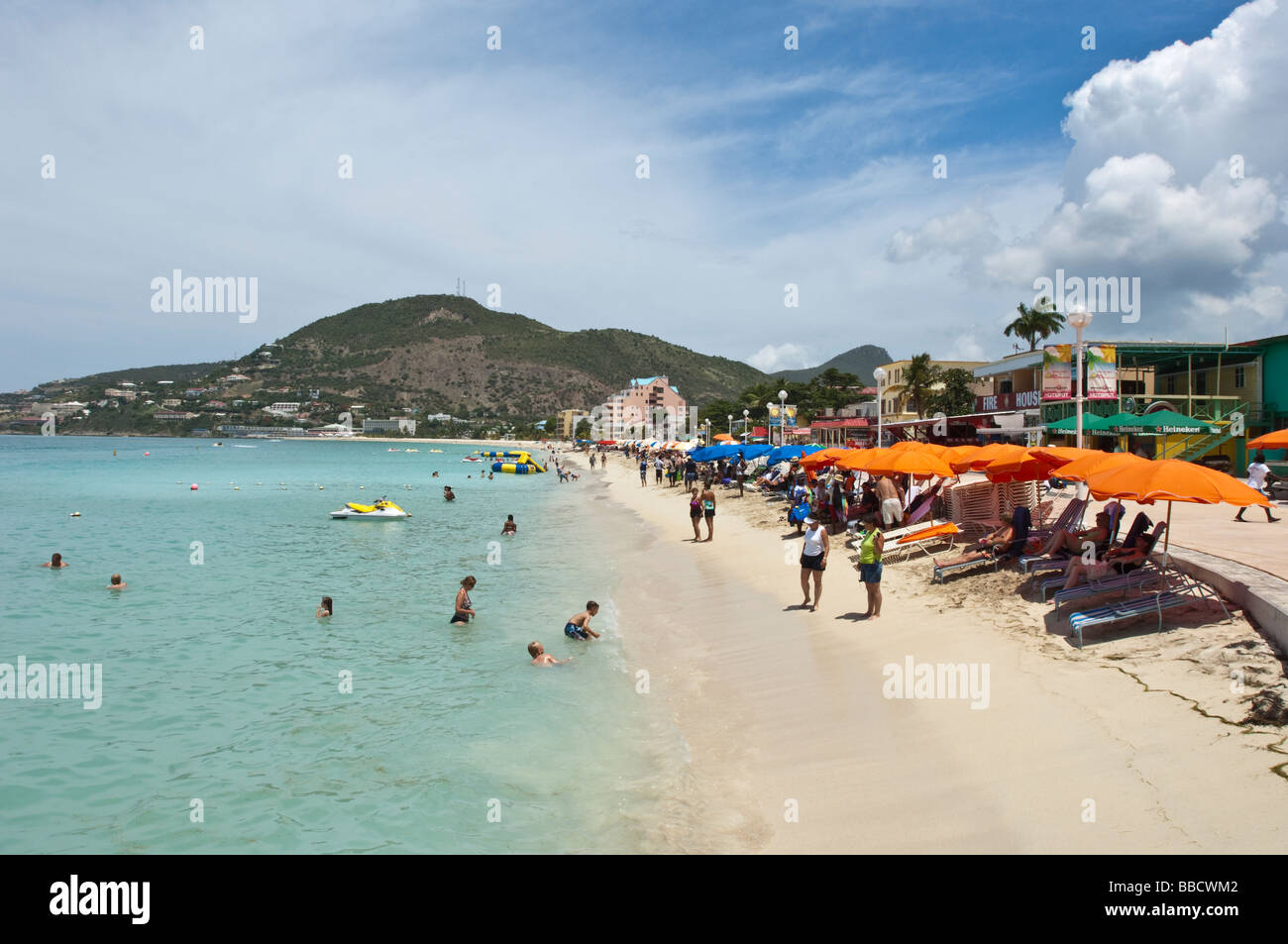 Ombrelloni sulla grande spiaggia di Baia Philisburg St Martin St Maarten Foto Stock