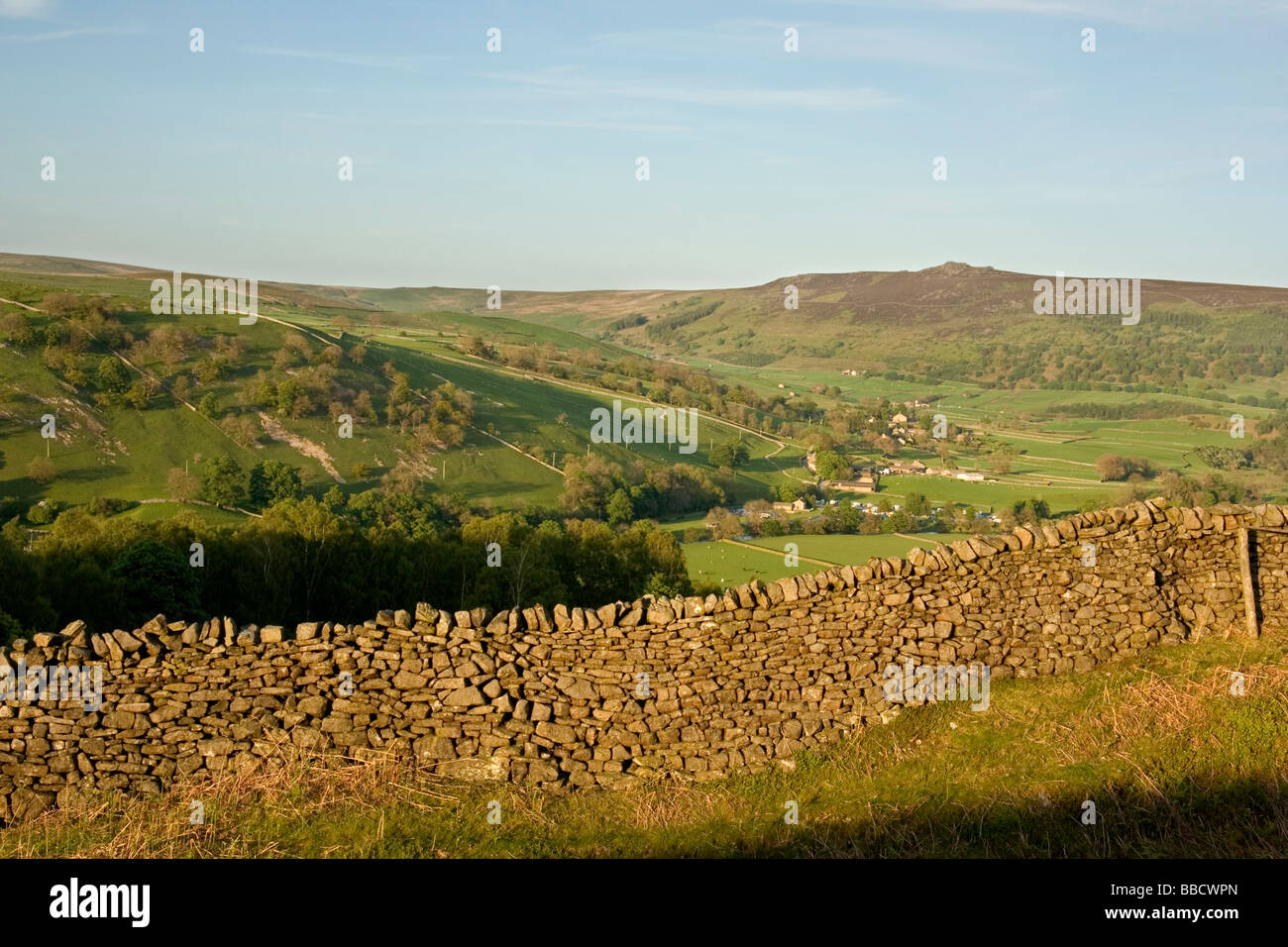 Una vista di Wharfedale nel Yorkshire Dales, guardando verso la cima rocciosa di Simon del posto di guida Foto Stock