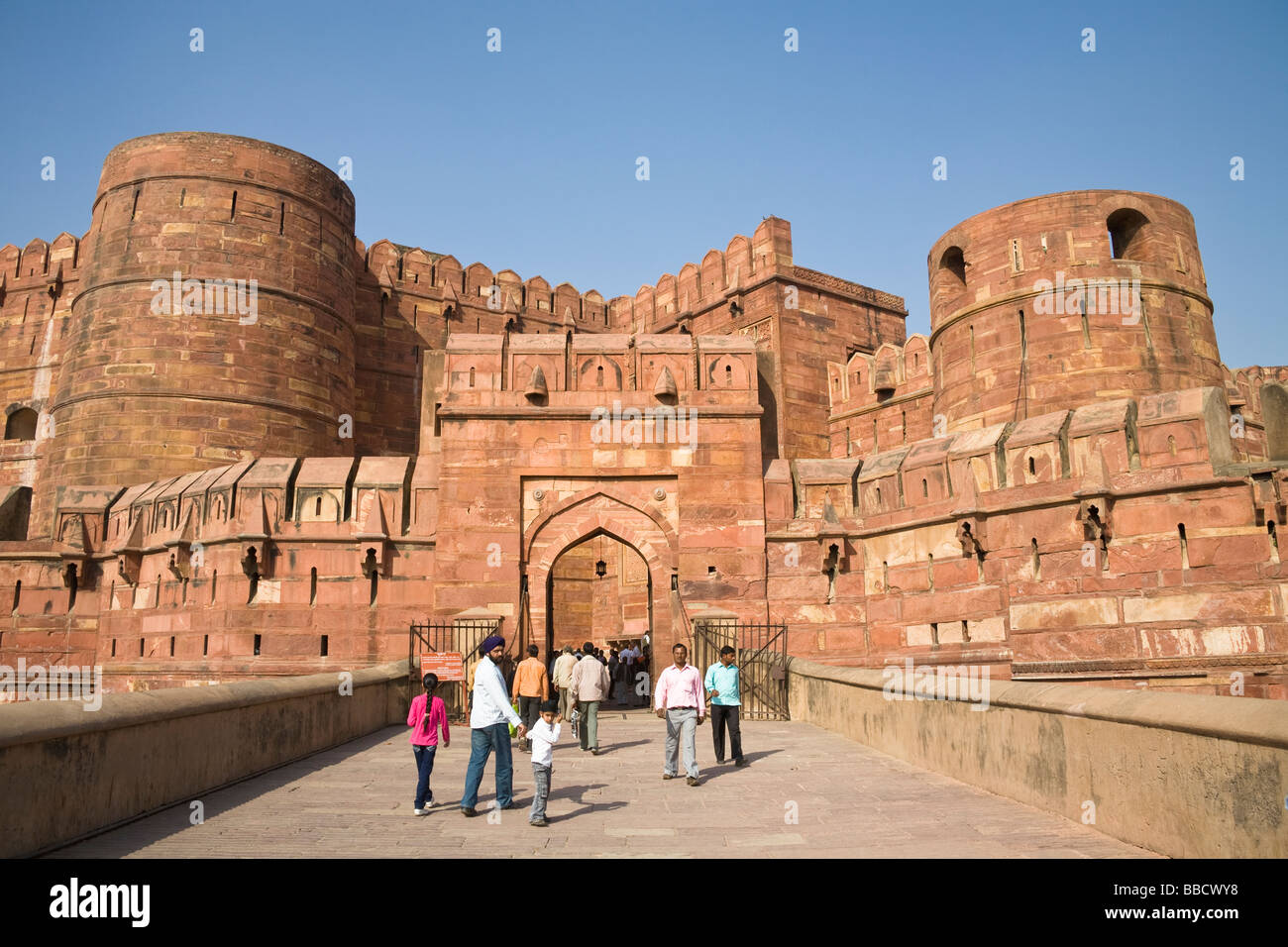 I turisti al di fuori del Amar Singh Pol entrata a Agra Fort, noto anche come Red Fort, Agra, Uttar Pradesh, India Foto Stock