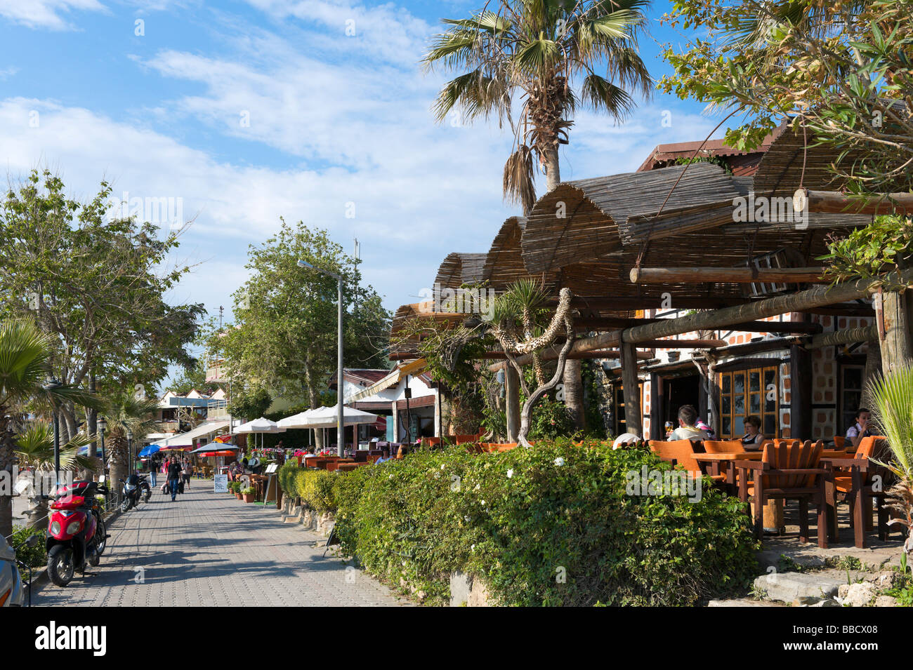 Lungomare cafes e ristoranti nella città vecchia, laterale costa mediterranea, Turchia Foto Stock