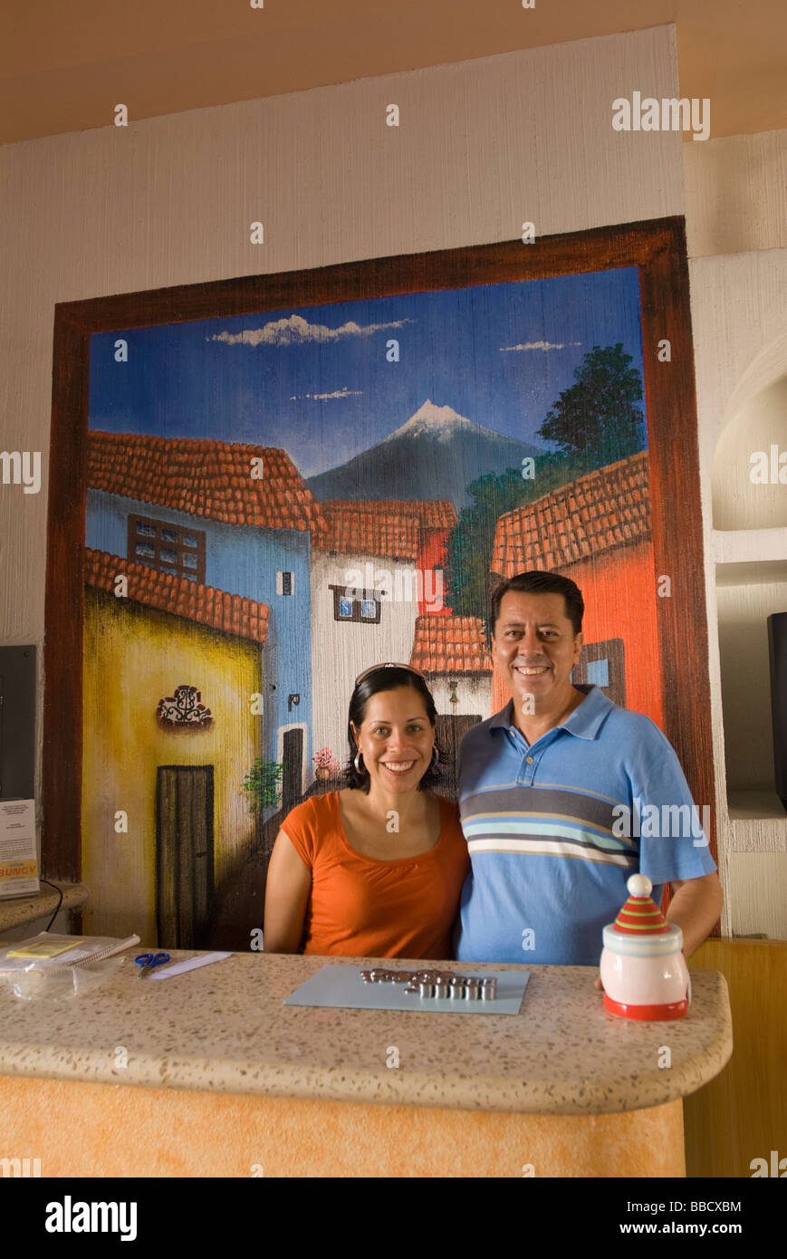 Hotel ispanica proprietario e moglie al front desk Acapulco, Messico. Foto Stock