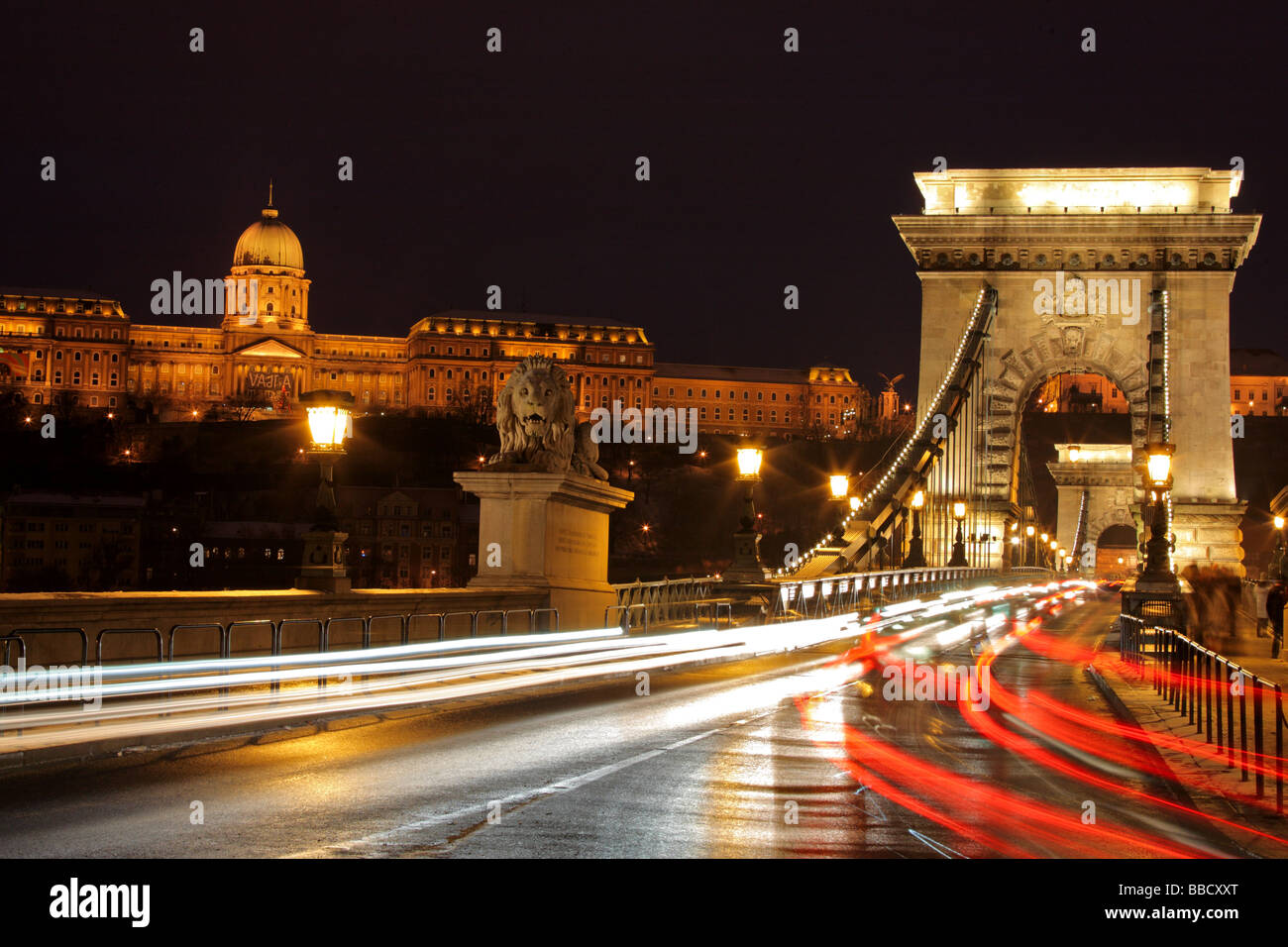 Il traffico a Ponte della Catena e del palazzo reale del Castello di Buda a Budapest, in Ungheria di notte Foto Stock