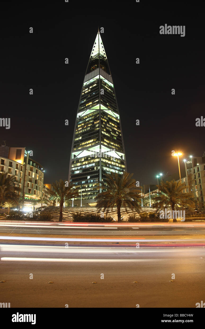 Al Faisaliah tower globo di notte Riyadh Saudi Arabia Foto Stock