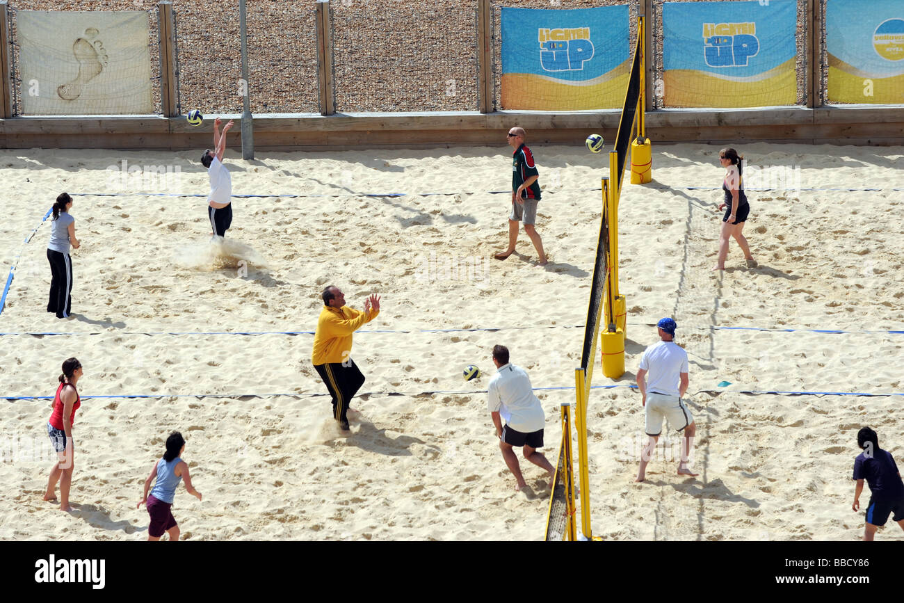 Persone giocare a pallavolo in Brighton Foto Stock