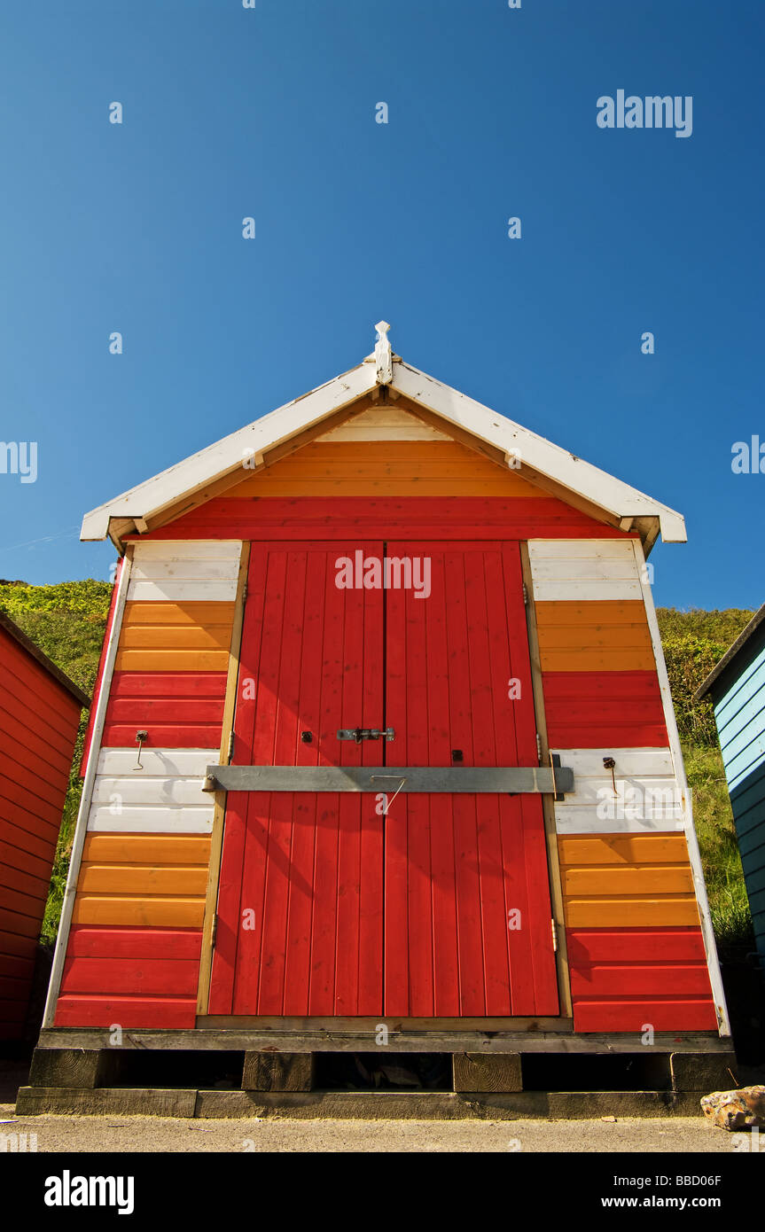 Un colorato luminosamente beach hut contro un profondo cielo blu su Cromer seafront Foto Stock