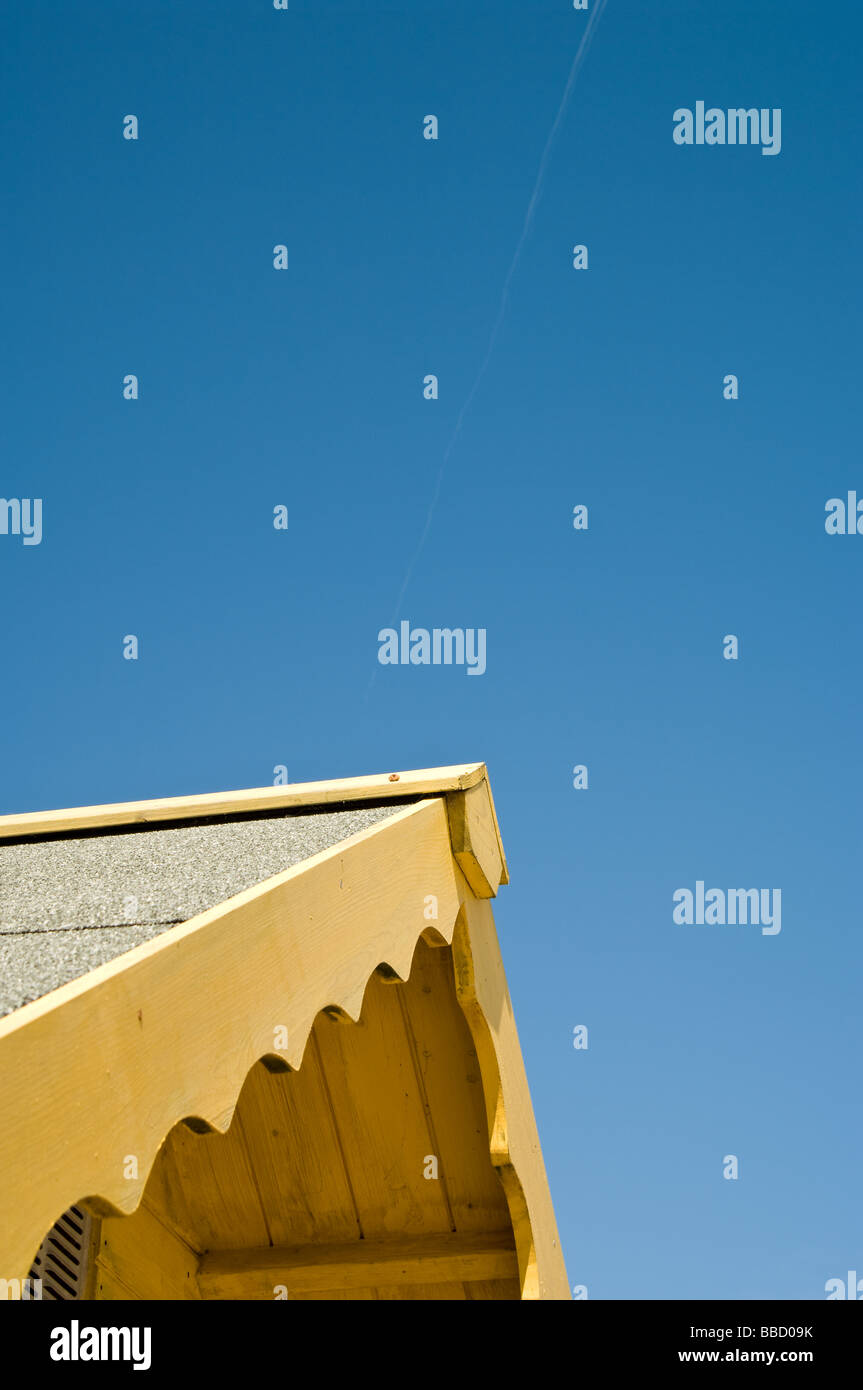 L'apice di un beach hut tetto contro un cielo azzurro a Cromer, Norfolk Foto Stock