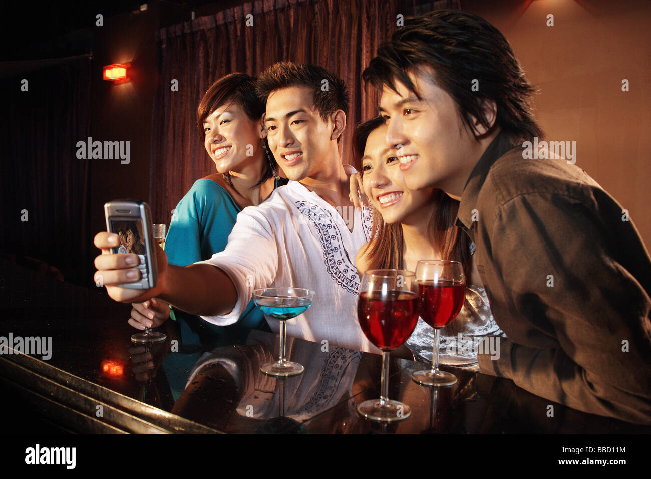 Le coppie tramite telefono con fotocamera per scattare una foto Foto Stock