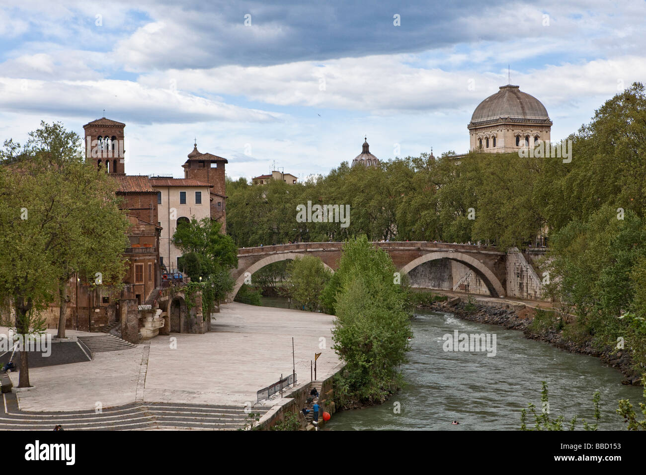 Ponte Fabricio : il ponte più antico di Roma che conduce all'Isola Tiberina oltre il Tevere, Italia Foto Stock