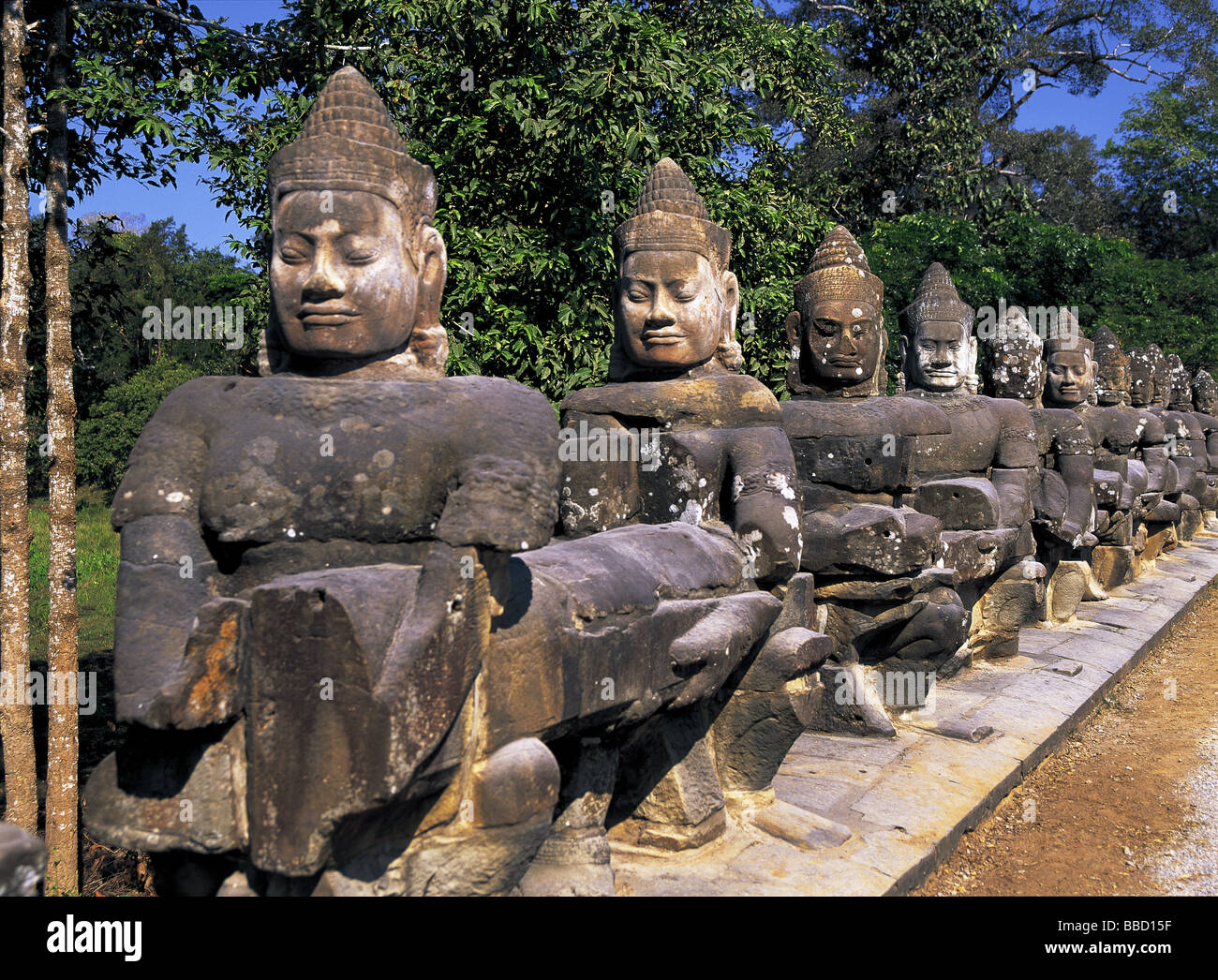 Naga warrior dèi custodendo cancello sud a Angkor Thom, Siem Reap, Cambogia Foto Stock