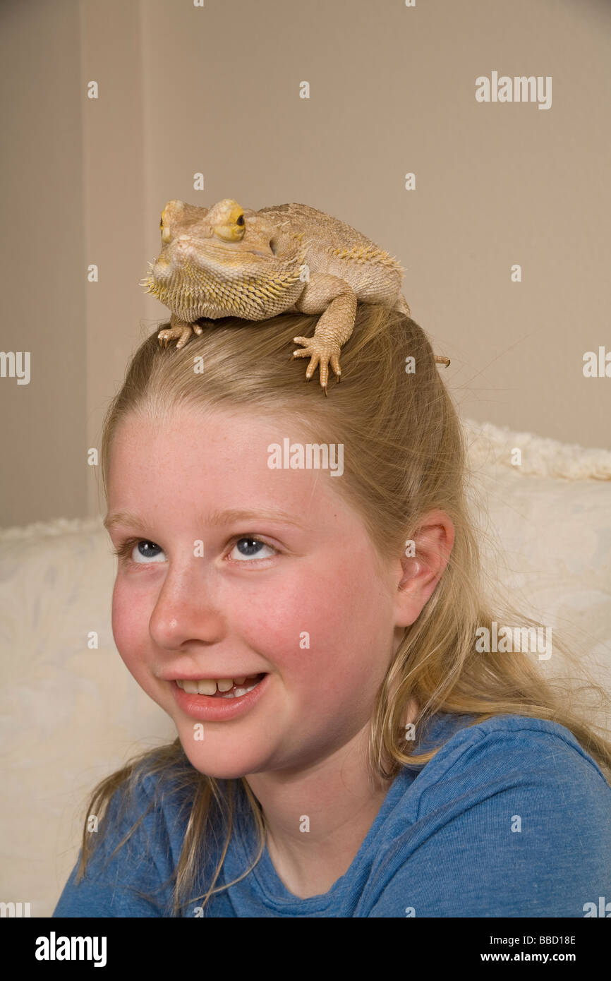 Ritratto ragazza giovane ragazze faccia 9-10 anni drago barbuto sovrapposizione colori inganno trucco naturale natura nascondere nascondendo la testa di protezione corrispondenti Foto Stock