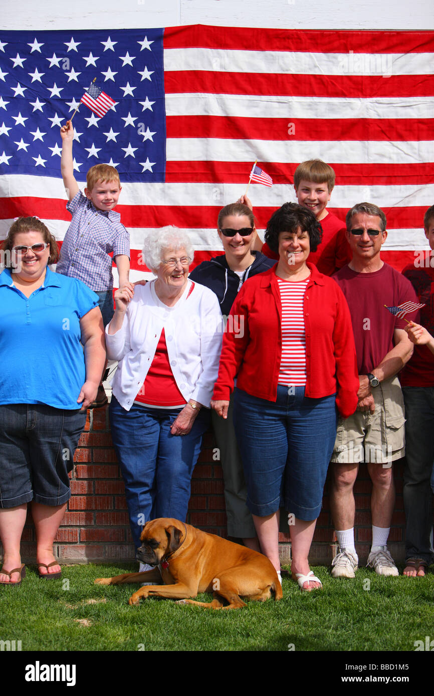 Un gruppo di persone di fronte alla bandiera americana Foto Stock