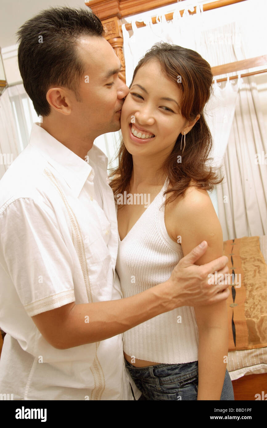 Uomo Donna bacio sulla guancia Foto Stock