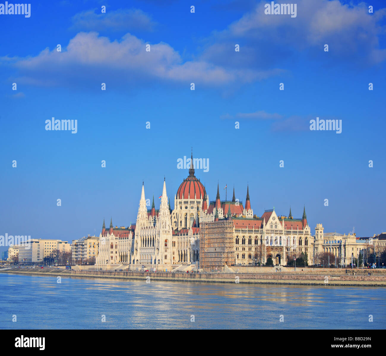 Parlamento ungherese in piedi accanto al fiume Danubio a Budapest Foto Stock