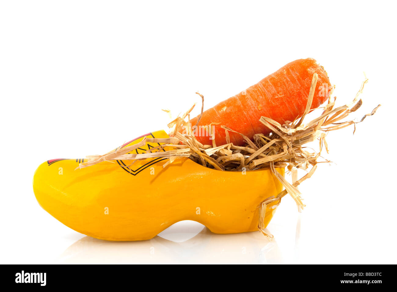 Olandese scarpa in legno con paglia e la carota per il cavallo da Sinterklaas Foto Stock