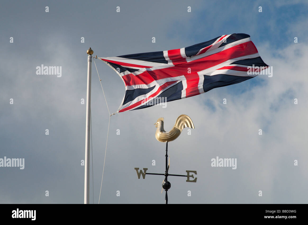Bandiera del Regno Unito sorvolano ad ovest e ad est Foto Stock