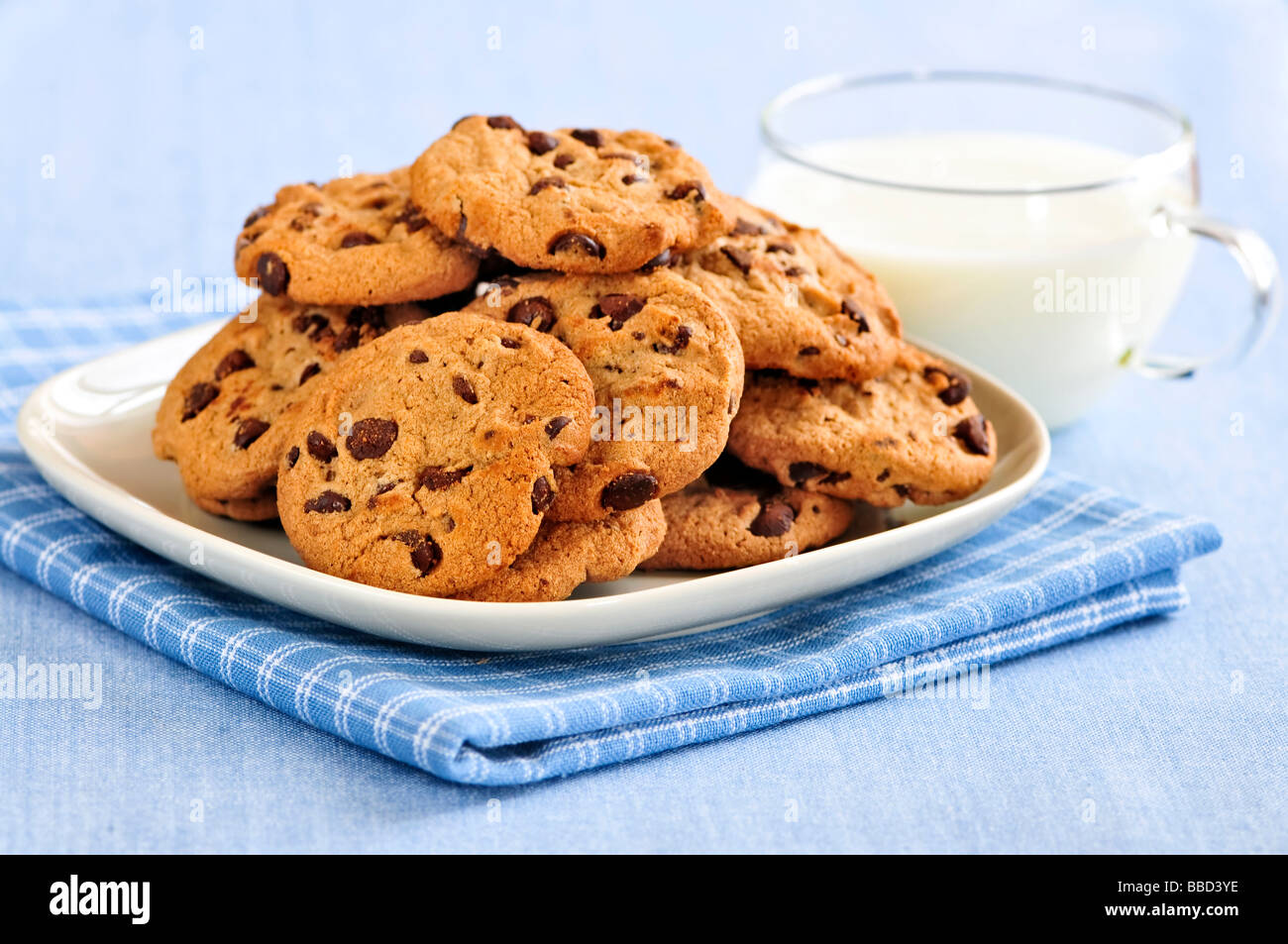 Piastra di biscotti con scaglie di cioccolato al latte Foto Stock