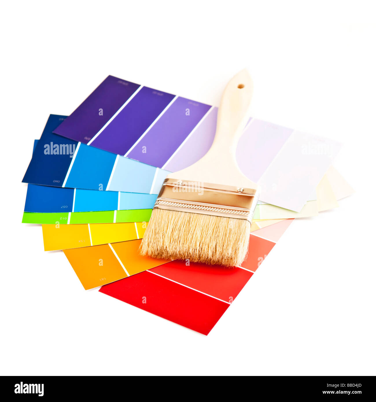 Pulire il pennello su arcobaleno di colori i campioni di carta Foto Stock