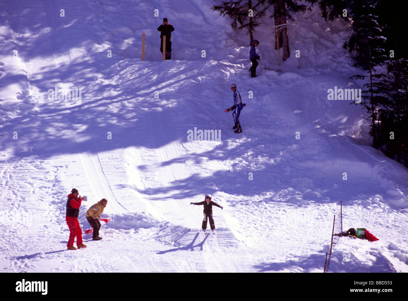 Bambini praticando salto con gli sci a Salto a Whistler Olympic Park - Sito di Vancouver 2010 Giochi invernali della Columbia britannica in Canada Foto Stock