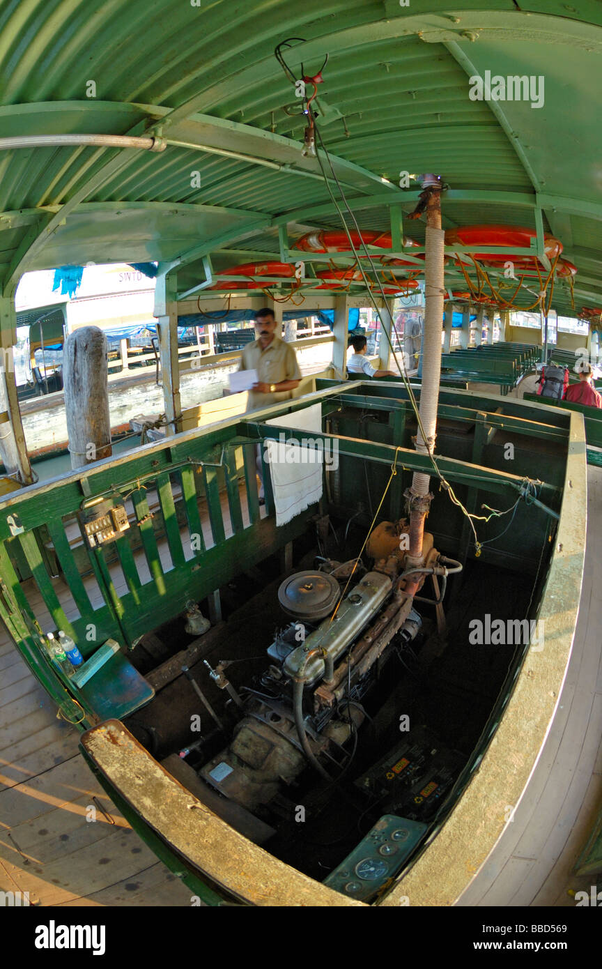 Tipico di aprire il vano motore appartenente ad un traghetto pubblico da Ernakulum a Fort Cochin (Cochi, Kochi), India Kerala. Foto Stock