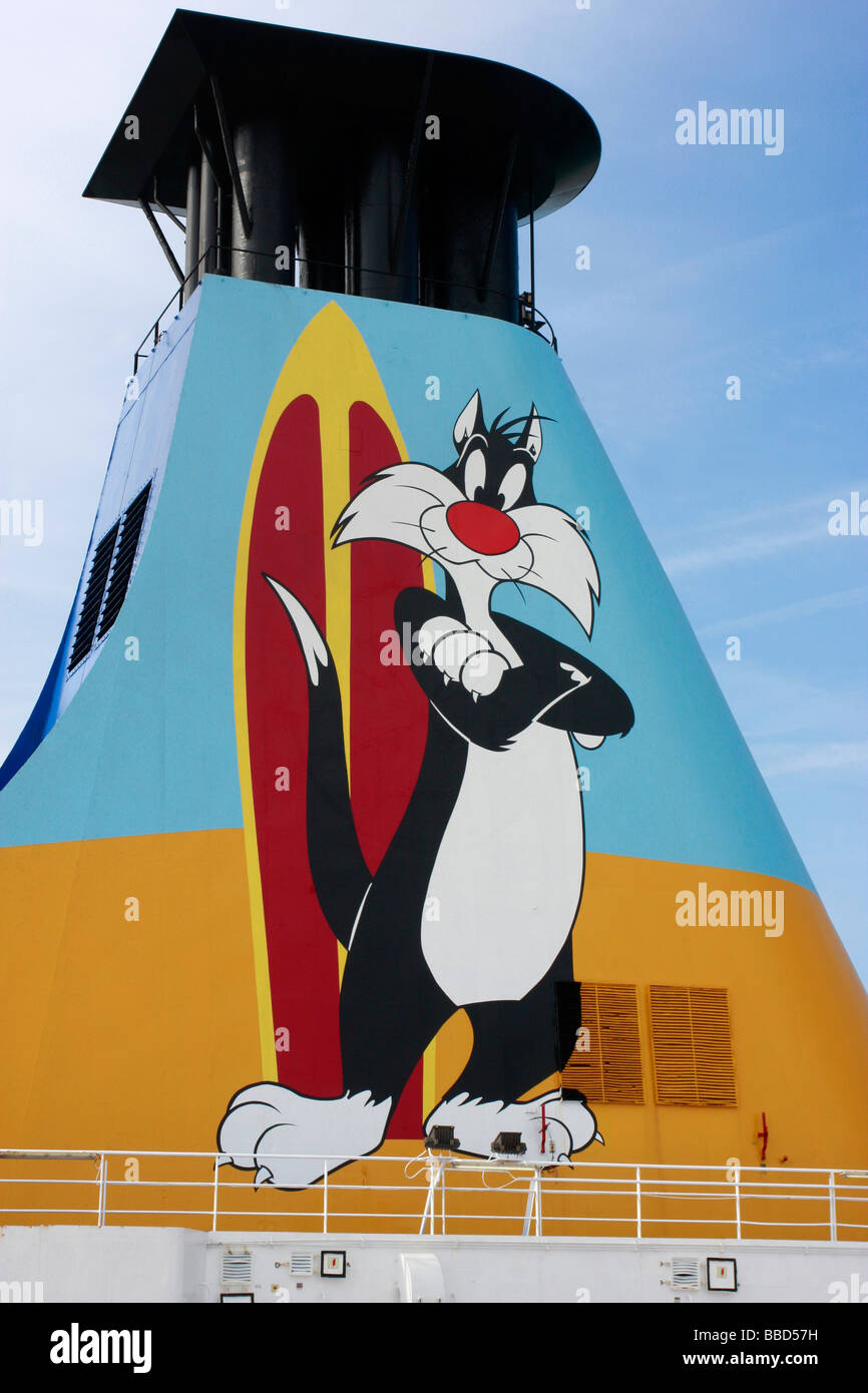 Sono vividamente colorate Warner Brothers personaggi dei cartoni animati decorano il Moby Drea fast cruise ferry nave che naviga il Mediterraneo Foto Stock
