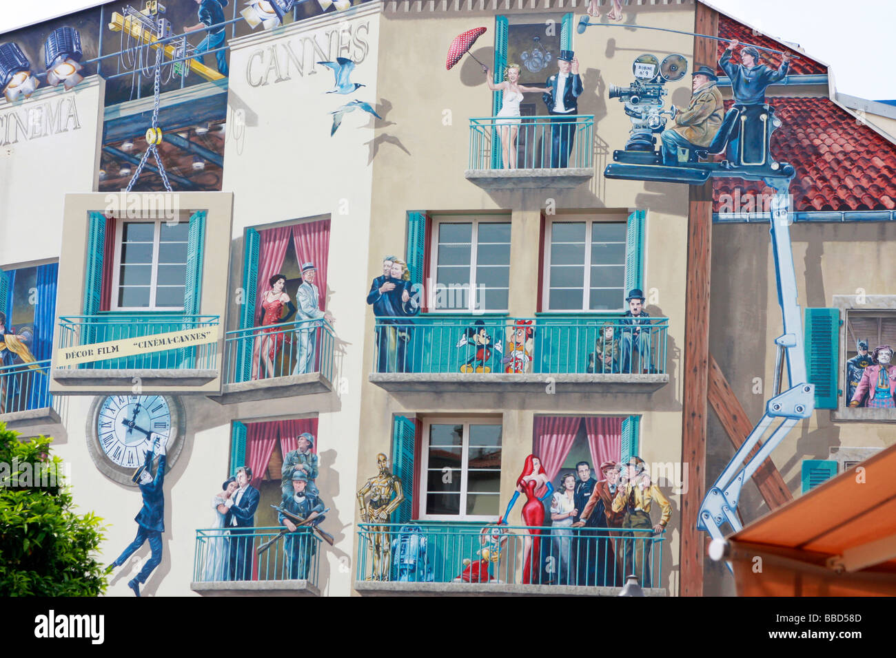 Luminoso,divertente,vivace murales su un edificio di Cannes,Francia,si riferiscono al famoso Festival del Cinema di Cannes si tiene ogni anno nella città Foto Stock
