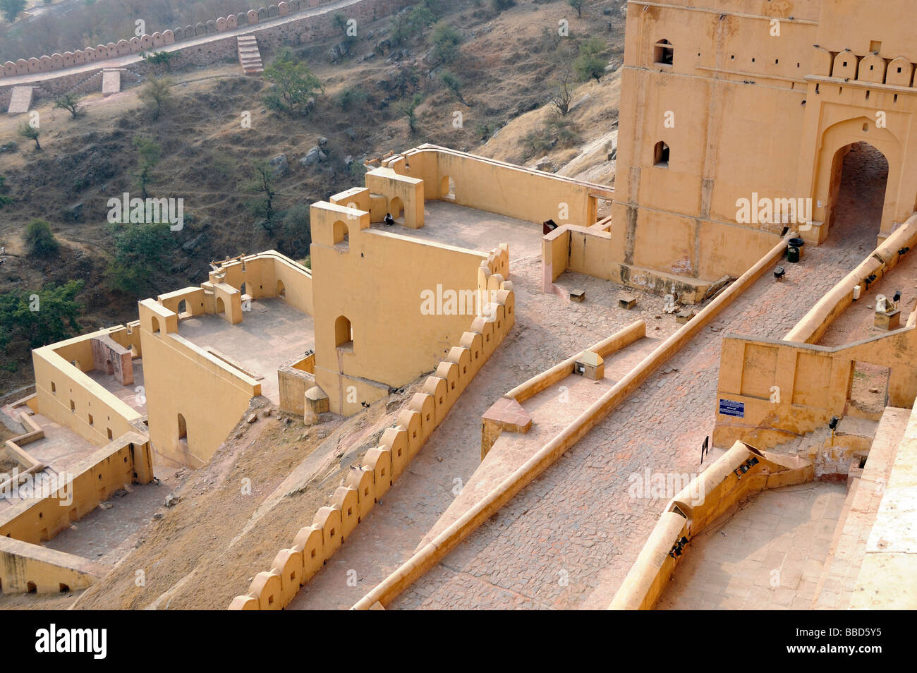 Rampe e gateway fortificato portano fino al entrata del Forte Amber. Ambra, Jaipur, Rajasthan, la Repubblica dell' India. Foto Stock