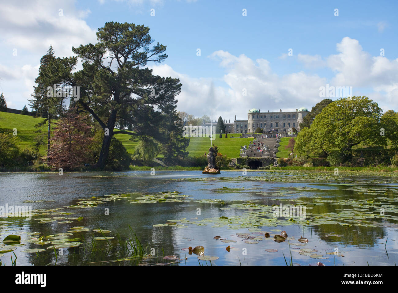 Triton lago al Powerscourt Gardens County Wicklow Irlanda Irlanda Repubblica Irlandese Foto Stock