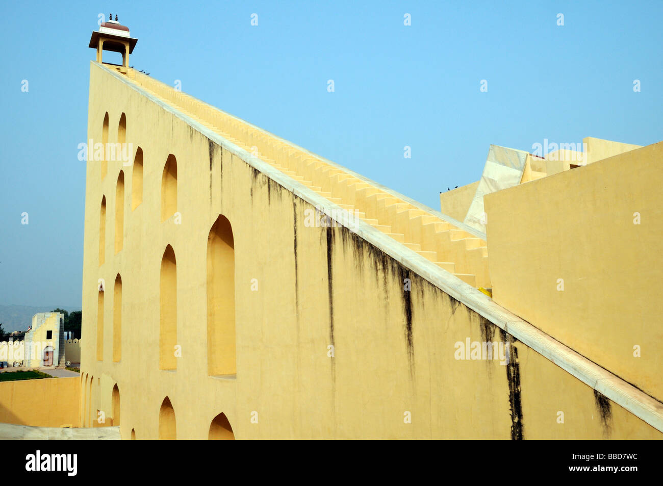 Lo gnomone della meridiana gigante Samrat Jantar costruito dal Maharajah Jai Singh nel 1728 come parte del Jantar Mantar observatory. Foto Stock