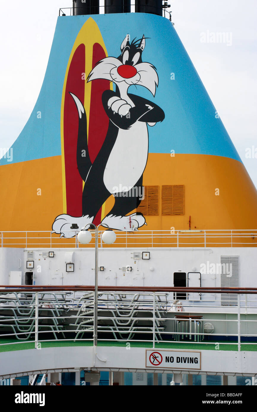Sono vividamente colorate Warner Brothers personaggi dei cartoni animati decorano il Moby Drea fast cruise ferry nave che naviga il Mediterraneo Foto Stock