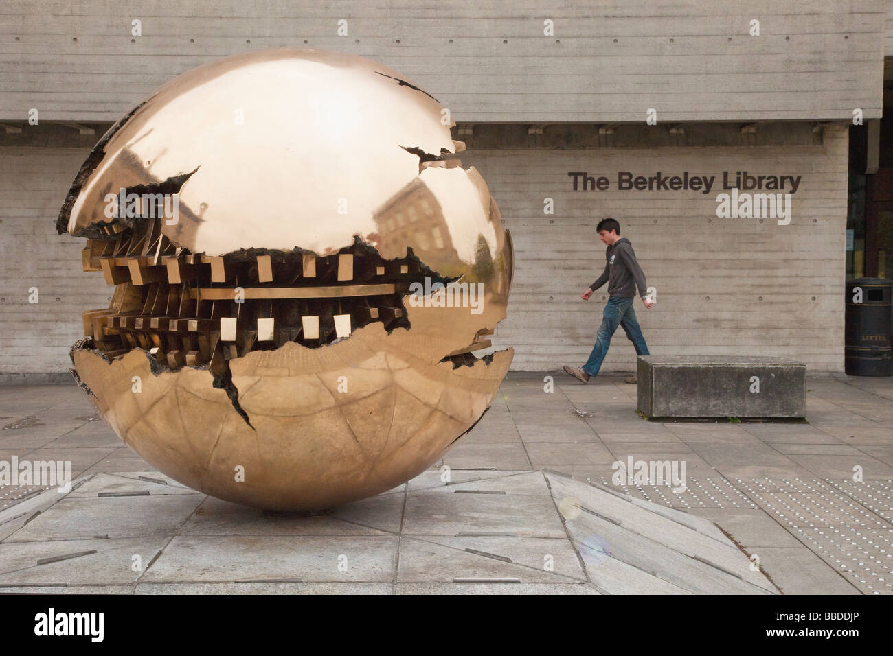 Sfera entro una sfera scultura di scultore Arnaldo Pomodoro al di fuori della libreria di Berkeley il Trinity College di Dublino Irlanda Foto Stock